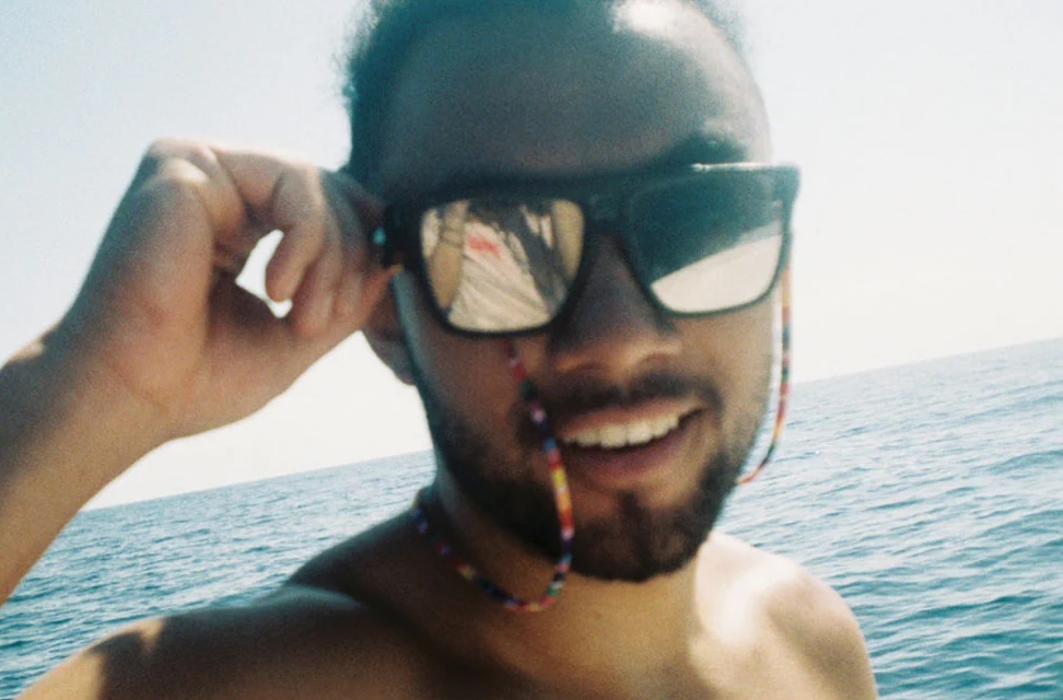 A man showing Chums' Urban Baja retainer in use.